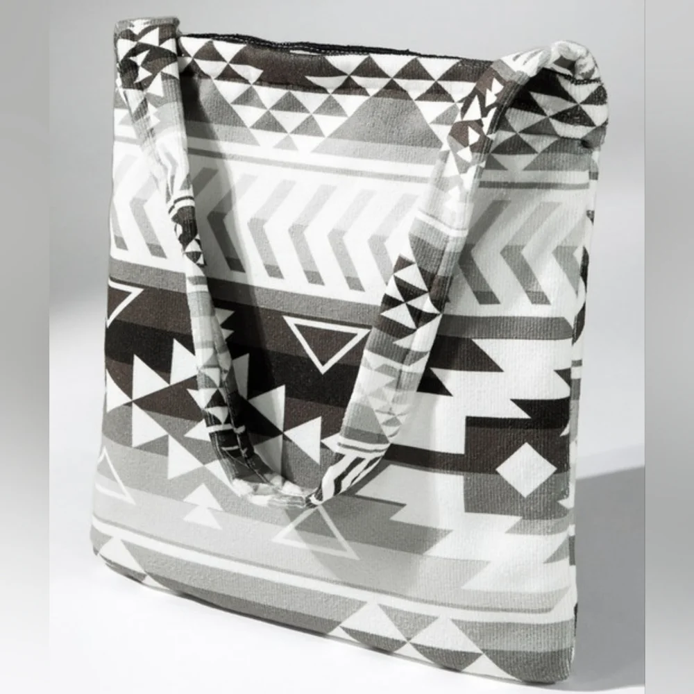 2 in 1 Beach Towel & Bag - Shoulder Bag Turns Into a Beach Towel! - Black White - Picture 3 of 9